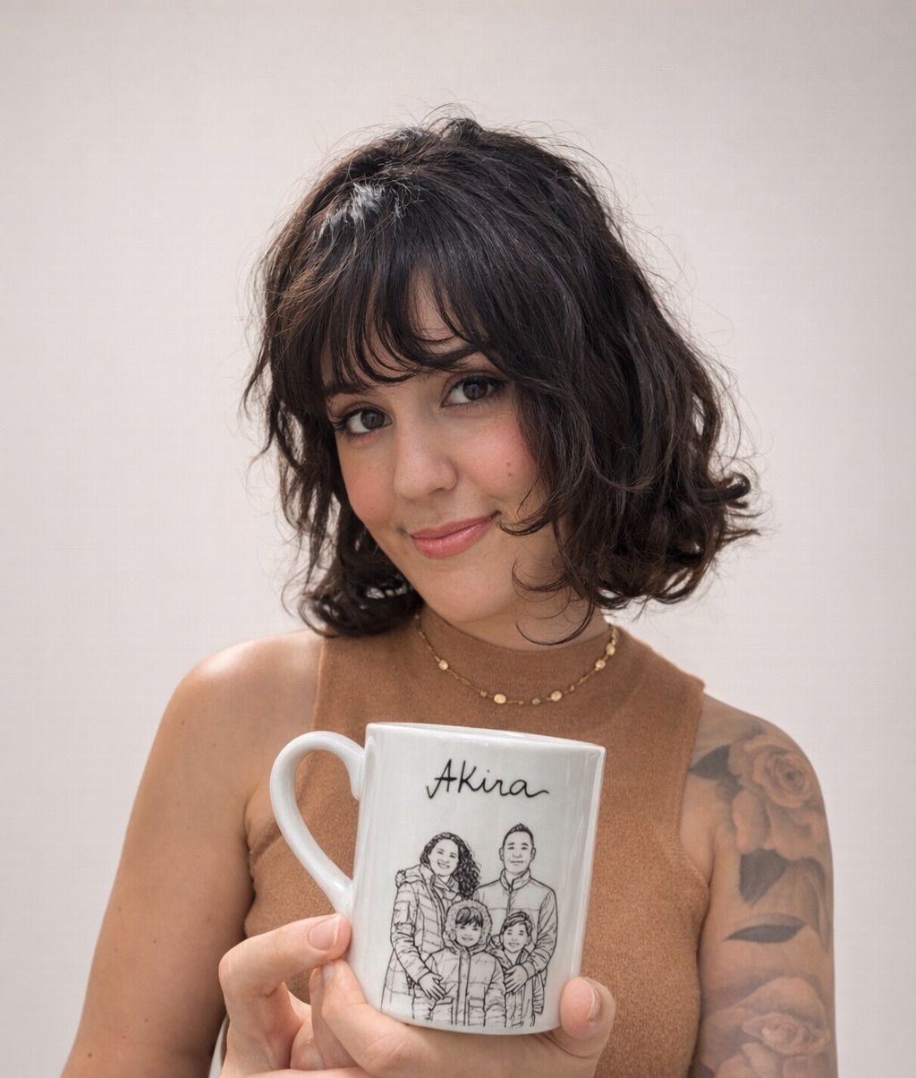 Mariana Buaiz segurando uma caneca de porcelana personalizada