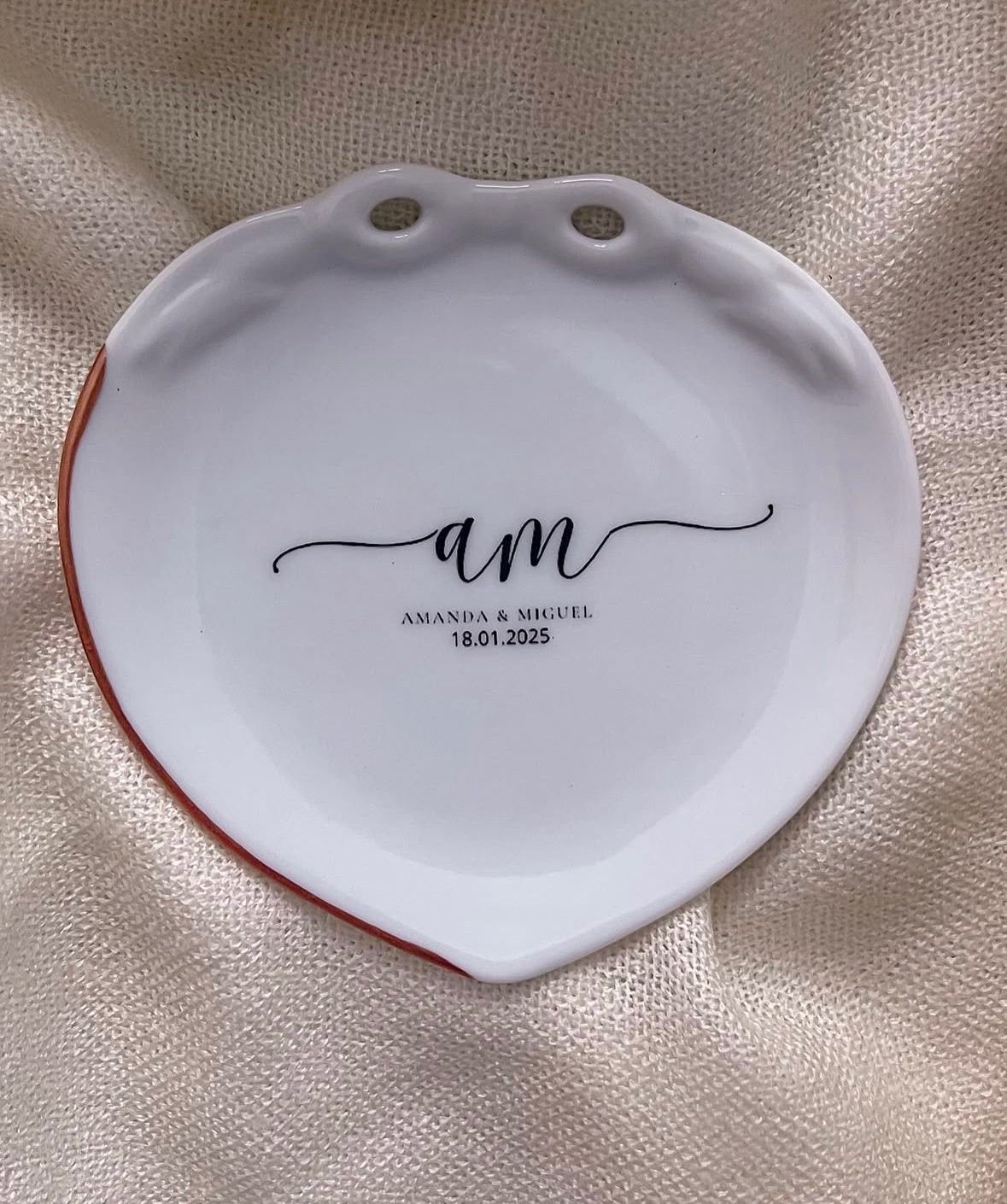 Porcelana personalizada criada com a técnica de decalques